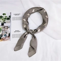 Foulard twilly gris en soie avec imprimé alpaga et plumes, noué en boucle élégante - Gris Argent