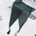 Foulard vert foncé à pois avec perles en bois et glands sur fond blanc épuré - À Pois Vert