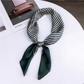 Elegante sciarpa in seta a righe verdi e beige annodata su un tavolo bianco decorato - 9 Bordo Verde / 70cm