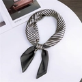 Elegante foulard in seta a righe bianche e nere con finitura lucida annodato con stile - 8 Bordo Grigio / 70cm