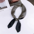 Elegante sciarpa di raso a righe nere e oro annodata con stile su una superficie bianca - 6 Bordo Nero / 70cm