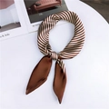 Elegante foulard in seta a righe marroni e beige annodato con stile su un tavolo - 7 Bordo Arancione / 70cm