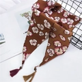 Foulard en soie imprimé floral marron avec perles en bois et pompons décoratifs - Grand Fleuri Orange