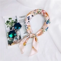 Foulard quadrato in raso rosa con motivi a foglie colorate e trama elegante - 30 Stampa Floreale
