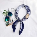 Foulard in seta stile boho blu e bianco con motivi paisley da donna - 11 Blu Pizzo