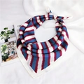 Dettaglio di un foulard di seta a righe rosse, blu e bianche annodato su uno sfondo di tessuto bianco - 70cm / Strisce bordeaux e blu