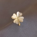 Squisita spilla a quadrifoglio con cuori di opale e stelo dorato su fondo in velluto - Stile Quadrifoglio (28#X)