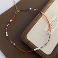 Collana bohémien di perline arancioni con perle d'acqua dolce e chiusura dorata regolabile - Rosso Arancio (03-I 22)