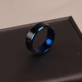 Dettaglio anello intelligente con sensore temperatura e bordi blu su astuccio - US 7 / Blu