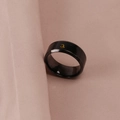 Dettaglio di un anello nero sensibile alla temperatura con simbolo Celsius dorato - US 7 / Nero