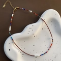 Collana di perline colorate in stile boho con perle d'acqua dolce e chiusura in acciaio dorato - Viola (03-I 24)