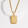 Collar de acero de titanio dorado con colgante cuadrado letra C y cadena estilo Figaro - Letra C (XJ-MT002)