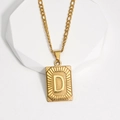 Collar de cadena Figaro dorada con un colgante rectangular de la letra D - Letra D (XJ-MT002)