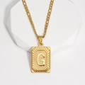Collier en titane doré avec pendentif rectangulaire et détail de la lettre G gravée - Lettre G (XJ-MT002) / Or 18 carats