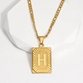 Collier Figaro en acier titane doré avec pendentif carré et relief lettre H - Lettre H (XJ-MT002) / Or 18 carats