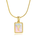 Collier en acier doré avec pendentif carré en nacre et lettre Y sur chaîne - Lettre J / Or