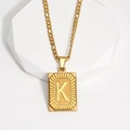 Collier doré avec pendentif carré lettre K, chaîne Figaro et détails à texture soleil - Lettre K (XJ-MT002) / Or 18 carats