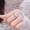 Anello minimalista in acciaio al titanio dorato con pietre di zircone indossato da modella - US 8 / Anello Quadrato Dorato (52# Acciaio al Titanio Quadrato)