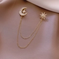 Dettaglio della spilla a luna e stella dorata con zirconi e catenelle pendenti - Stile Frangia Stella Luna(25#X)