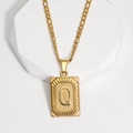 Collier maille Figaro dorée avec pendentif rectangulaire lettre Q et gravure radiale - Lettre Q (XJ-MT002) / Or 18 carats