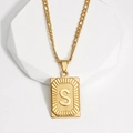Pendentif carré doré avec lettre S sur chaîne Figaro, collier élégant de style minimaliste - Lettre S (XJ-MT002) / Or 18 carats