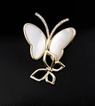 Broche de mariposa dorada con alas de nácar y colgante de borla sobre cuero negro - Estilo Doble Mariposa De Concha Micro Pave