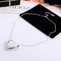 Detail van de gepolijste 3D-hartvormige hanger met slangenketting en verstelbare sluiting - Titanium Staal Hart Ketting (05-E8)