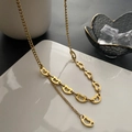 Titanium stalen gouden ketting met holle hartvormige hangers op een wit dienblad - Goud