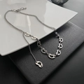 Minimalistische zilveren schakelketting met hartjes en karabijnsluiting op stijlvol zwart leer - Zilver