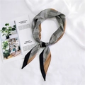 Sciarpa stretta in seta da donna con motivo pied-de-poule bianco e nero e bordo beige - Pied-de-poule Marrone