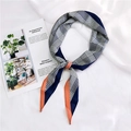 Sciarpa in seta pied-de-poule blu navy e bianco con bordi a contrasto arancio corallo - Pied de Poule Arancione