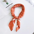 Carré de soie orange à pois blancs noué avec élégance, accessoire de mode - Orange