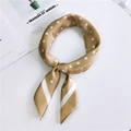 Foulard en soie champagne à pois avec pointes en biais pour un look élégant - Kaki