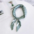 Foulard chic en soie vert sauge à pois avec détails rayés et finition douce et soyeuse - Vert clair