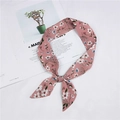 Piccolo foulard in seta rosa a fiori annodato a fiocco per borsa o capelli su rivista - Floreale Rosa