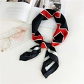 Elegante foulard di seta quadrato con motivo geometrico rosso nero e bianco a fiocco - Taglia unica / Nero Stampato