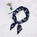 Foulard in seta blu navy a fiori per capelli e borse con elegante design a nodo - Floreale Blu Navy