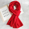 Bufanda clásica de punto rojo para hombre y mujer con textura acanalada sobre fondo gris - 30x180cm / Rojo