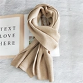 Detalle de bufanda de invierno de punto acanalado beige con textura suave y tejido grueso - 30x180cm / Blanco Roto