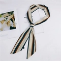 Dettaglio di una sciarpa sottile in seta a righe beige e blu su una rivista di moda - 4 a Righe Verde Giallo