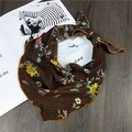 Braunes Vintage-Dreieckstuch mit Blumenmuster und Fischgräten-Design auf Holztisch - 85cm / Nr. 3 - Kleine Blumen Braun