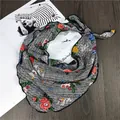 Modisches Seidentuch mit Fischgrätenmuster, Blumendruck und handgerollten Kanten - 85cm / Nr. 5 - Kleine Blumen Schwarz und Weiß