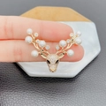 Elegante spilla a forma di cervo dorata con strass scintillanti e perle bianche - Spilla a Cervo con Micro-incastonatura (D)