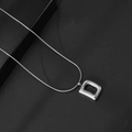 Pendentif lettre D argenté poli avec une chaîne serpent élégante pour femme - Lettre D / Avec Chaîne Serpent