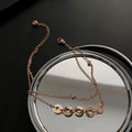 Zweilagiges Fußkettchen in Roségold mit römischen Ziffernringen und Zirkonia-Steinen - Doppelreihige Fußkette mit römischen Ziffern und 5 Ringen (04-C15)