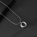 Gepolijste zilveren cirkel hanger aan een elegante slangenketting van roestvrij staal - Letter O / Met Slangenketting