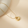 Collar minimalista con colgante de círculo dorado con ranuras y fina cadena de serpiente - O Con Cadena de Serpiente