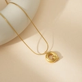Collar dorado con colgante de letra Q estilo globo pulido y cadena de serpiente - Q Con Cadena de Serpiente