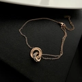 Minimalistisches doppellagiges Fußkettchen in Roségold mit Pavé-Kristallringen - Fußkettchen mit ineinandergreifenden Doppelringen und römischen Ziffern (03-C1)
