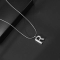 Gepolijste zilveren ketting met R-hanger en slangenketting op zwarte achtergrond - Letter R / Met Slangenketting